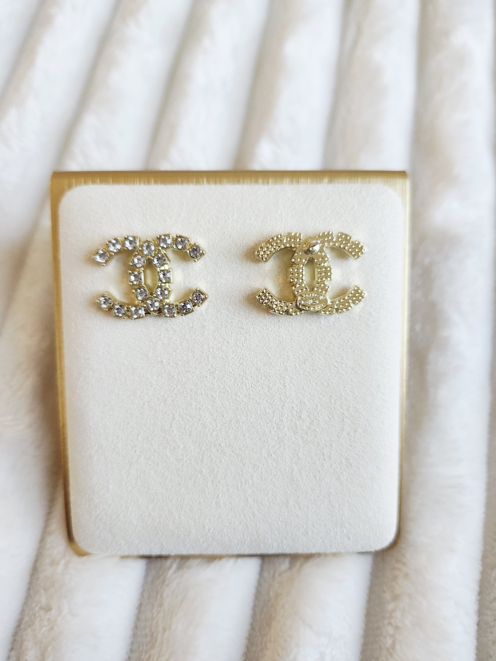 CHANEL Gold CC Logo Crystal Stud Earrings - Picture 5 of 6